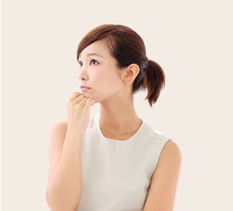 費用が適正かどうか悩んでいる写真